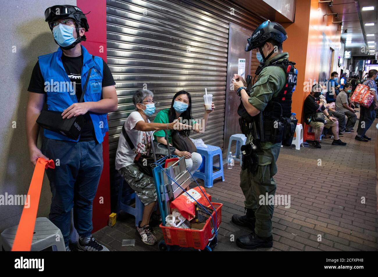 Hong Kong, Cina. 06 settembre 2020. I manifestanti sono scesi per le strade di Kowloon il giorno in cui si sono svolte le elezioni di Hong Kong. Protestano contro l'introduzione della legge nazionale sulla sicurezza e contro il rinvio delle elezioni di HK di 12 mesi. Diversi membri di un gruppo pro-democrazia che hanno avuto uno stallo da strada per 6 anni sono multati 2,000 dollari da non più di due persone in tutta la città per aver violato la regola della distanza. Rimani defiante. Hong Kong, 09/06/2020 | Use worldwide Credit: dpa/Alamy Live News Foto Stock