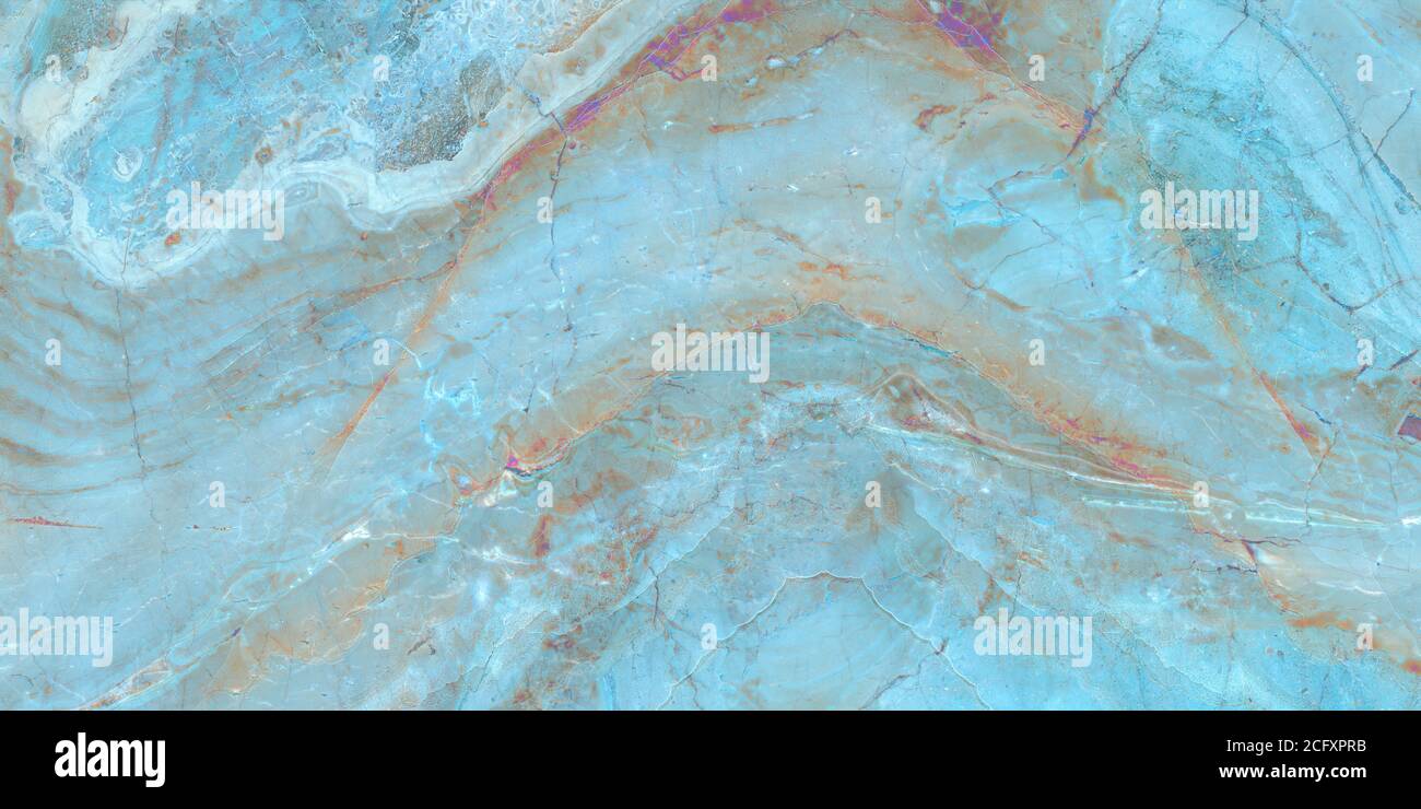 Fondo in marmo blu onice, piastrelle in marmo naturale per piastrelle in ceramica per pareti e pavimenti, acqua blu nella piscina increspata superficie d'acqua Foto Stock