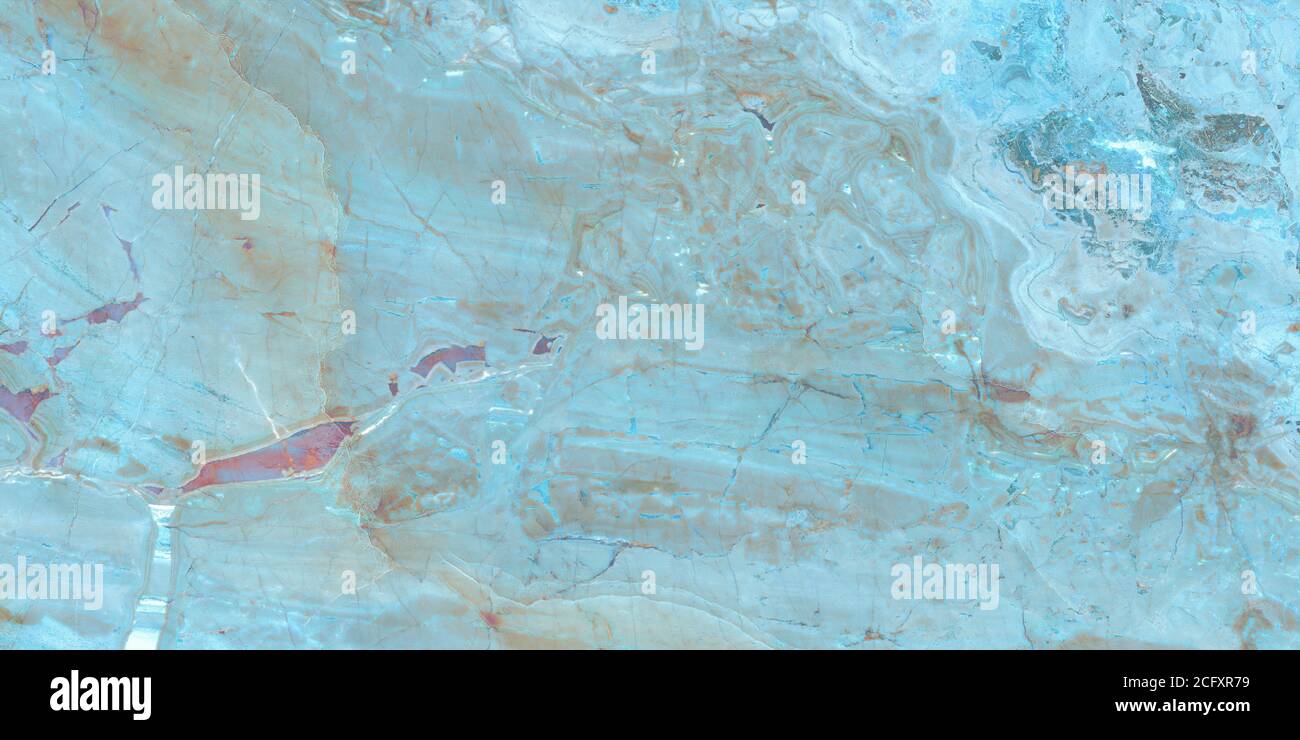 Fondo in marmo blu onice, piastrelle in marmo naturale per piastrelle in ceramica per pareti e pavimenti, acqua blu nella piscina increspata superficie d'acqua Foto Stock