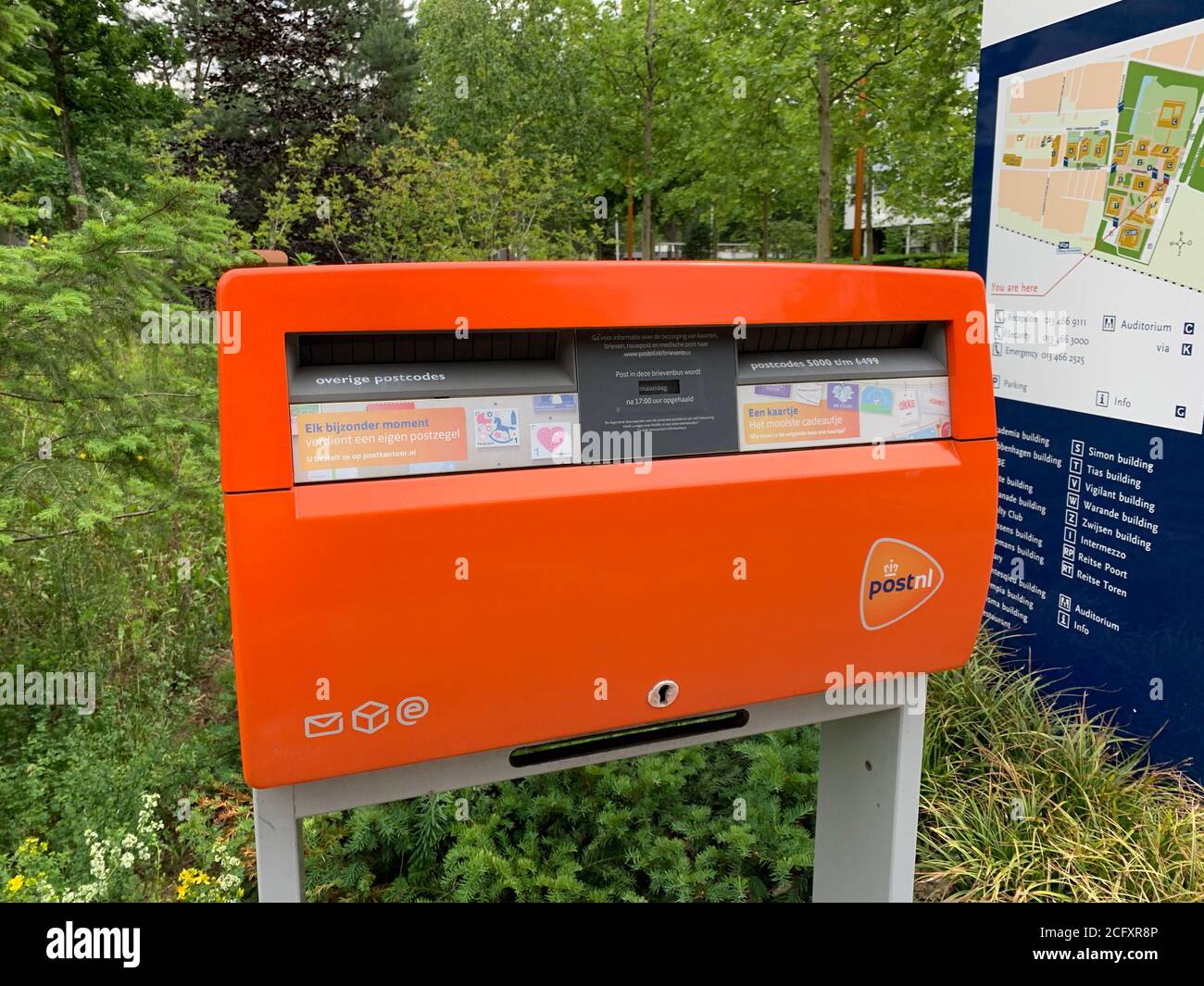 Netherlands Post Nl mail box presso il campus universitario di Tilburg. Tilburg, Brabante del Nord / Paesi Bassi. Foto Stock