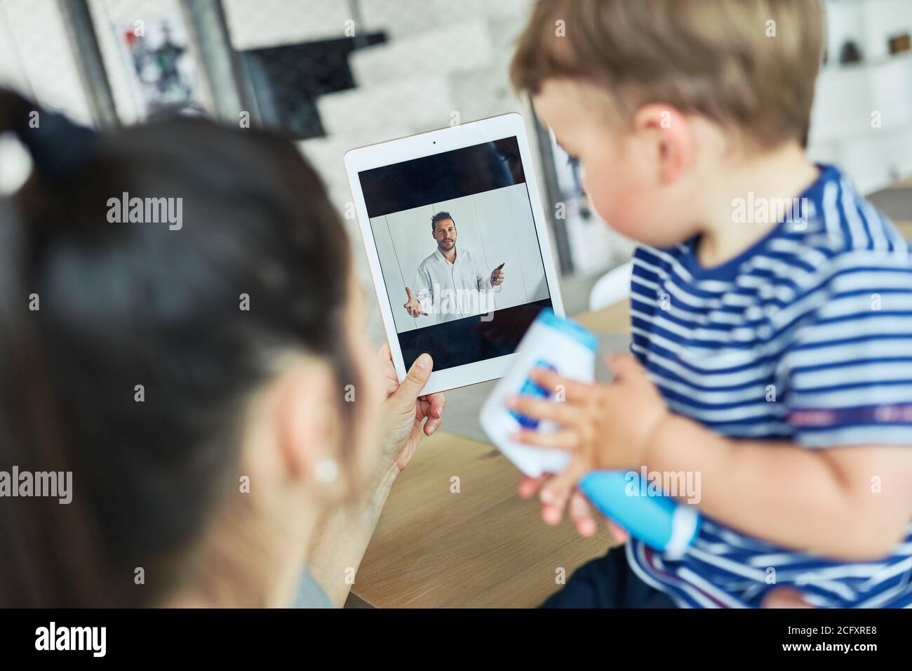 Madre con bambino nella consultazione online per la diagnostica o. consigli per la salute Foto Stock