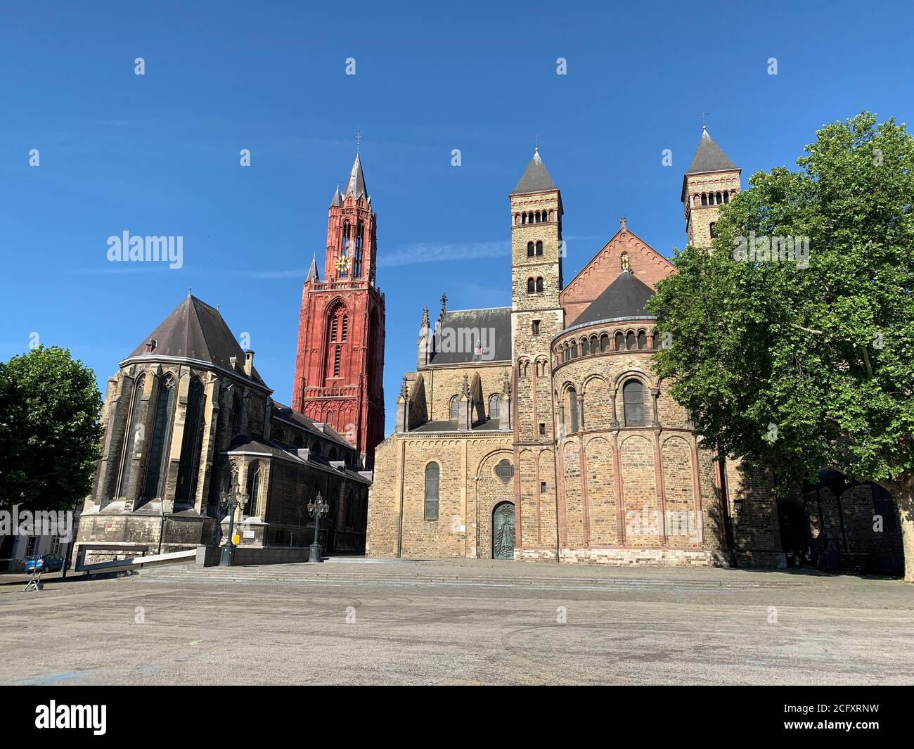 Piazza Vrijthof con la Basilica di San Servazio e la Chiesa di San Giovanni. Maastricht, Paesi Bassi Foto Stock