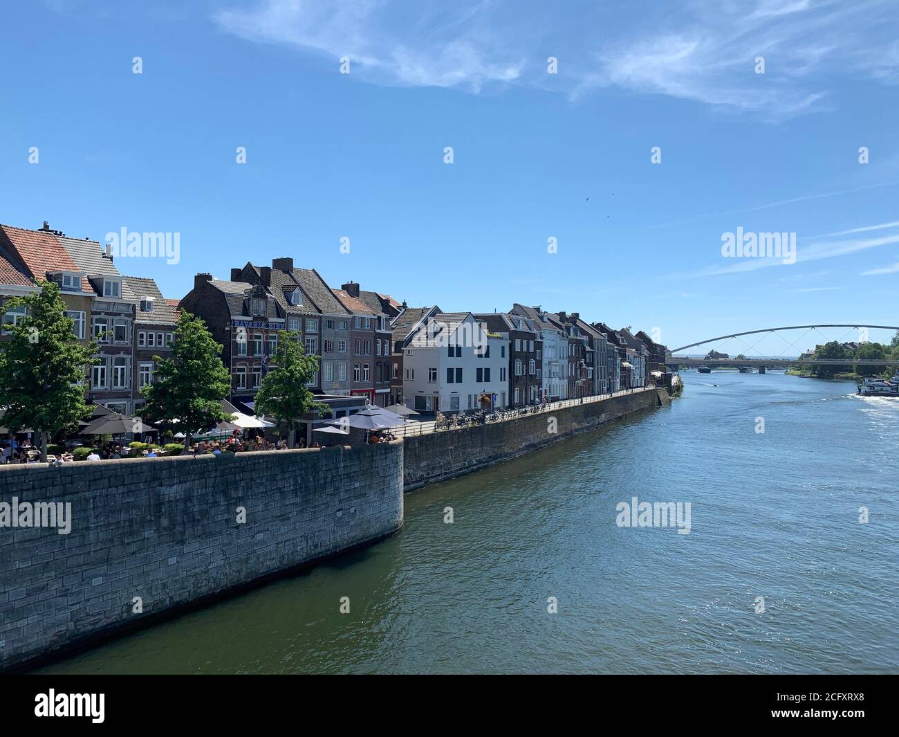 Vecchie case sulla riva del fiume Mosa (Maas). Maastricht, Limburgo/Paesi Bassi Foto Stock