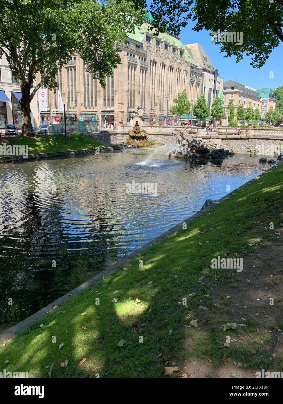 Il canale a Koenigsallee (King's Avenue). Questa strada è famosa per lo shopping di lusso. Dusseldorf, Germania Foto Stock