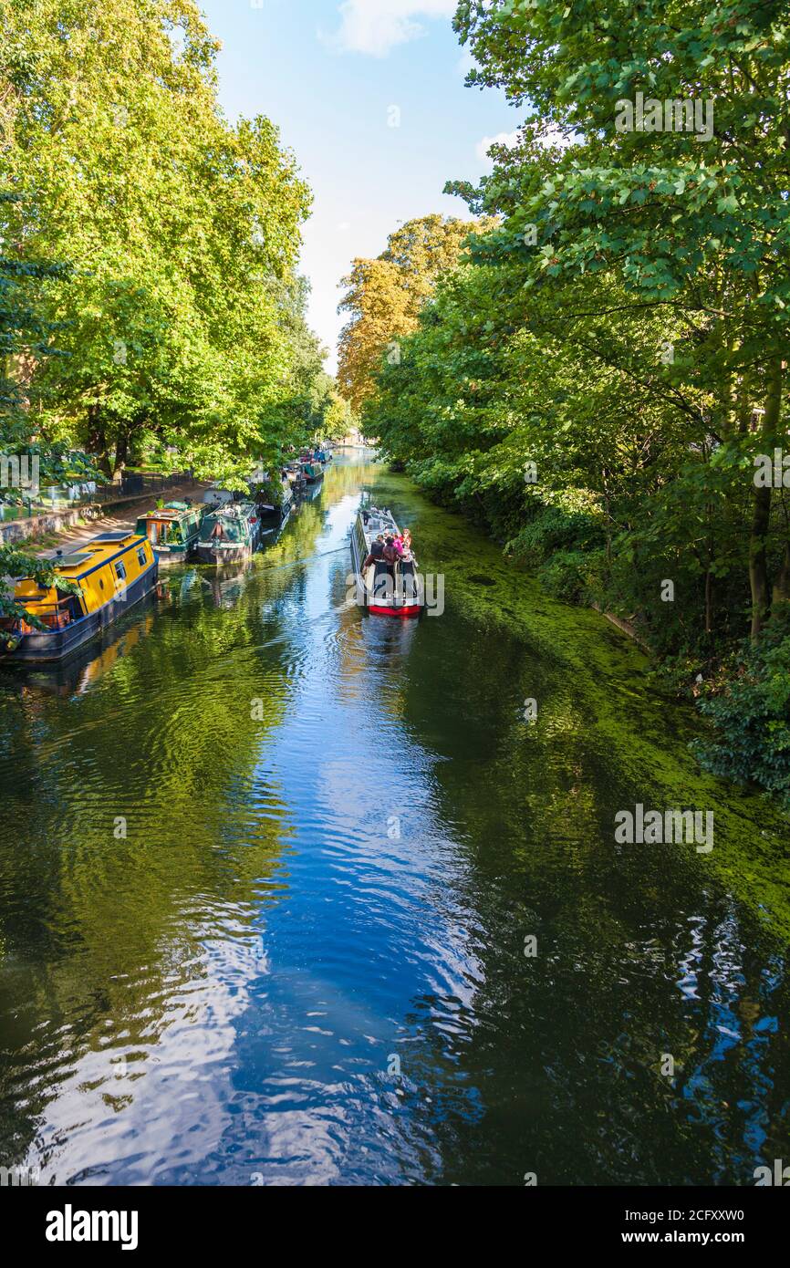 Canal boats sul canale Regents in un pomeriggio soleggiato a Londra, Inghilterra, Regno Unito Foto Stock