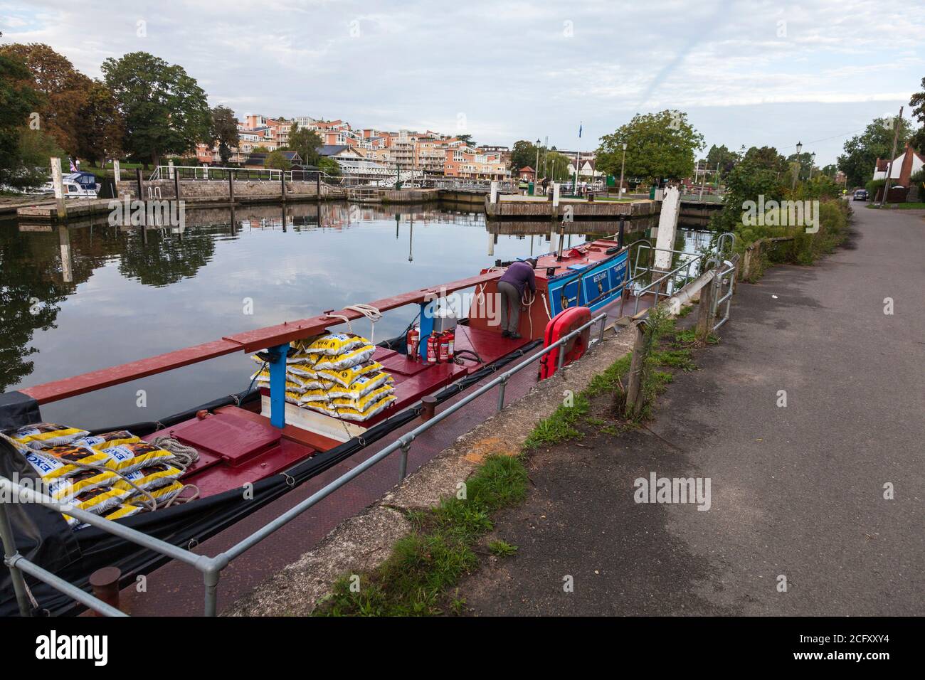 Un commerciante di combustibile solido e diesel controlla la sua barca del canale Prima di partire da Teddington Lock, Inghilterra, Regno Unito Foto Stock