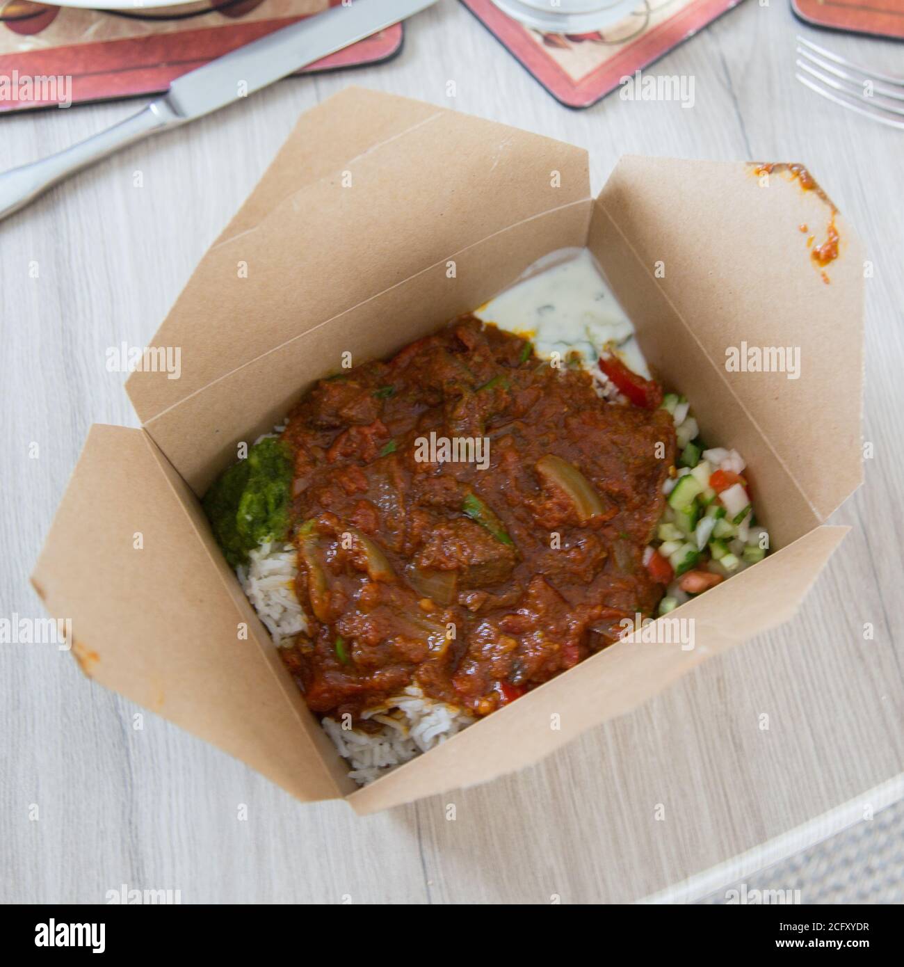 Mutton jalfrezi in un take away box, Hope Cove, Kingsbridge, Devon, Inghilterra, Regno Unito. Foto Stock