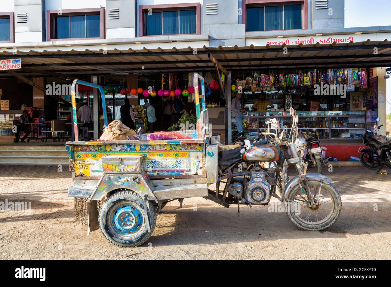 Bicicletta da carico triciclo colorato, Gujarat, India Foto Stock