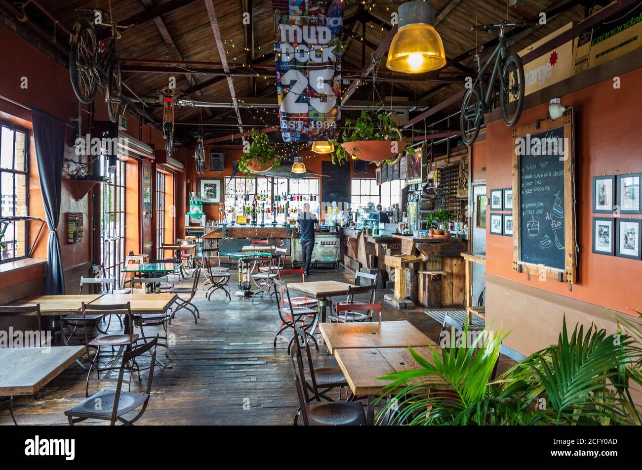 Mud Dock Cafe Bristol - Mud Dock Cafe in un vecchio magazzino a Bristol con una terrazza che si affaccia sul fiume Avon. Foto Stock