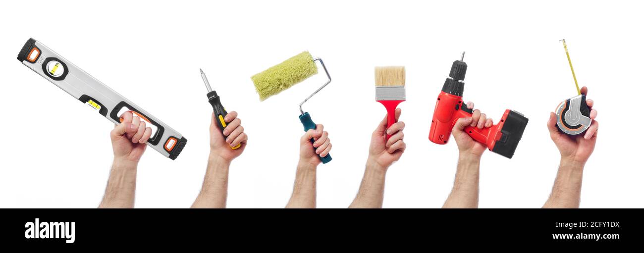 Mani sollevate che tengono diversi attrezzi Foto Stock