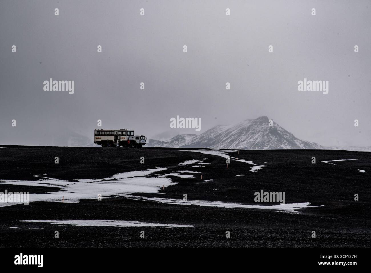 Camion artico che trasporta il turista al relitto dell'aereo a Solheimasandur, Islanda Foto Stock
