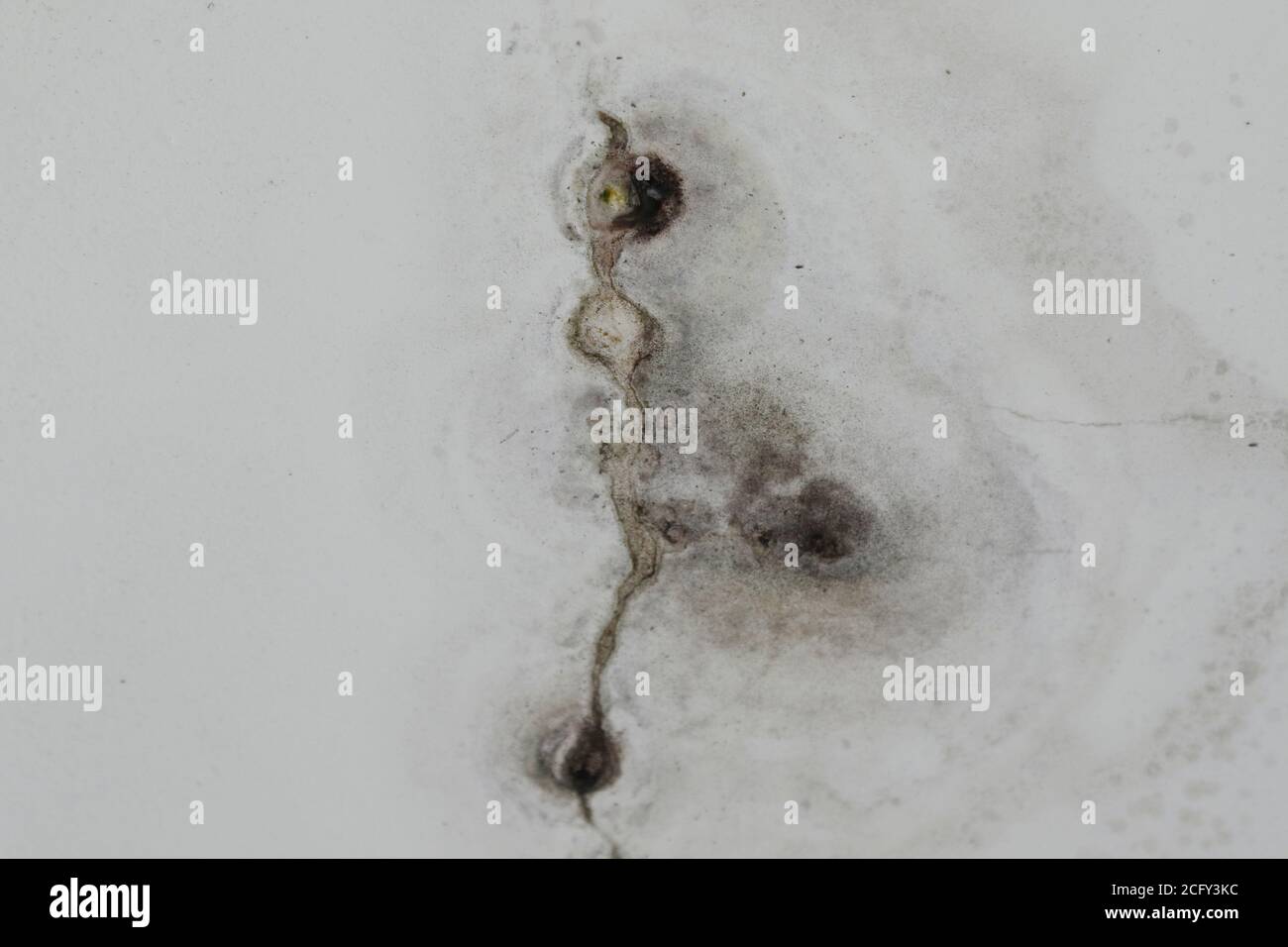 infiltrazioni d'acqua e perdite nel tetto bianco della casa Foto Stock