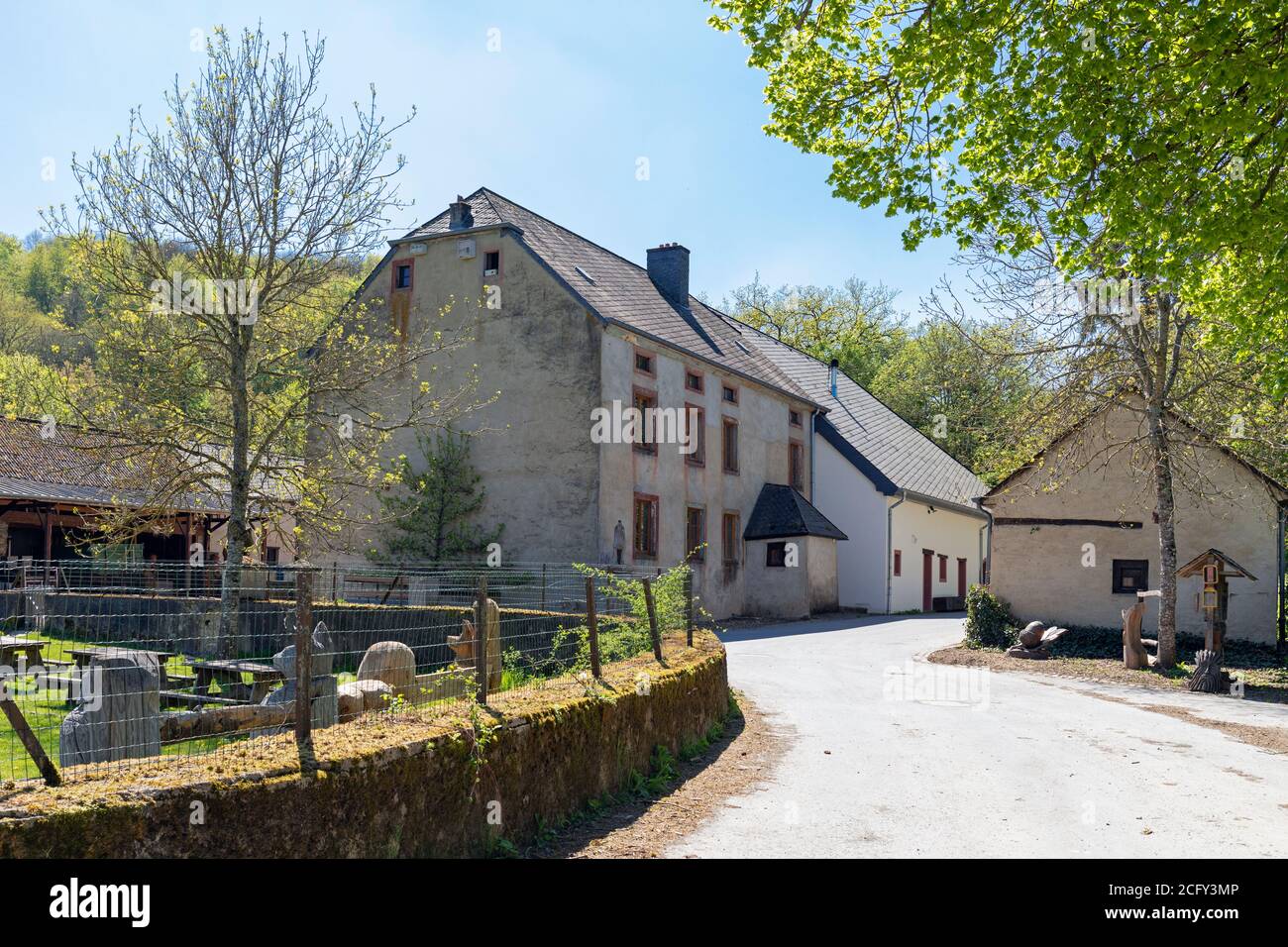 Europa, Lussemburgo, Insenborn, Casa tradizionale vicino a Lac Sure Foto Stock