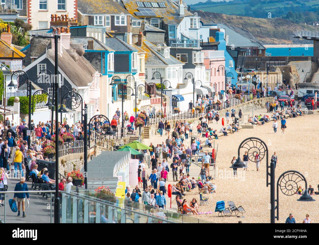 Lyme Regis, Dorset, Regno Unito. 8 Settembre 2020. Regno Unito Meteo: Caldo sole di settembre presso la stazione balneare di Lyme Regis porta i visitatori di nuovo alla spiaggia oggi per godere di un ultimo colpo di calore prima che l'autunno si mette in. Le temperature sono impostate per colpire la metà degli anni 20 questa settimana con la prospettiva di una mini onda di calore e 'estate indiana'. Credit: Celia McMahon/Alamy Live News Foto Stock