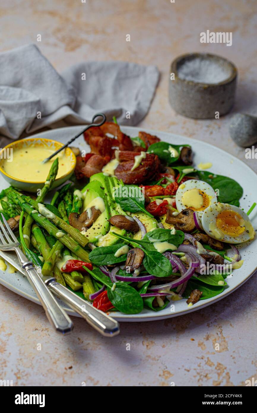 Insalata di prima colazione con salsa olandese Foto Stock