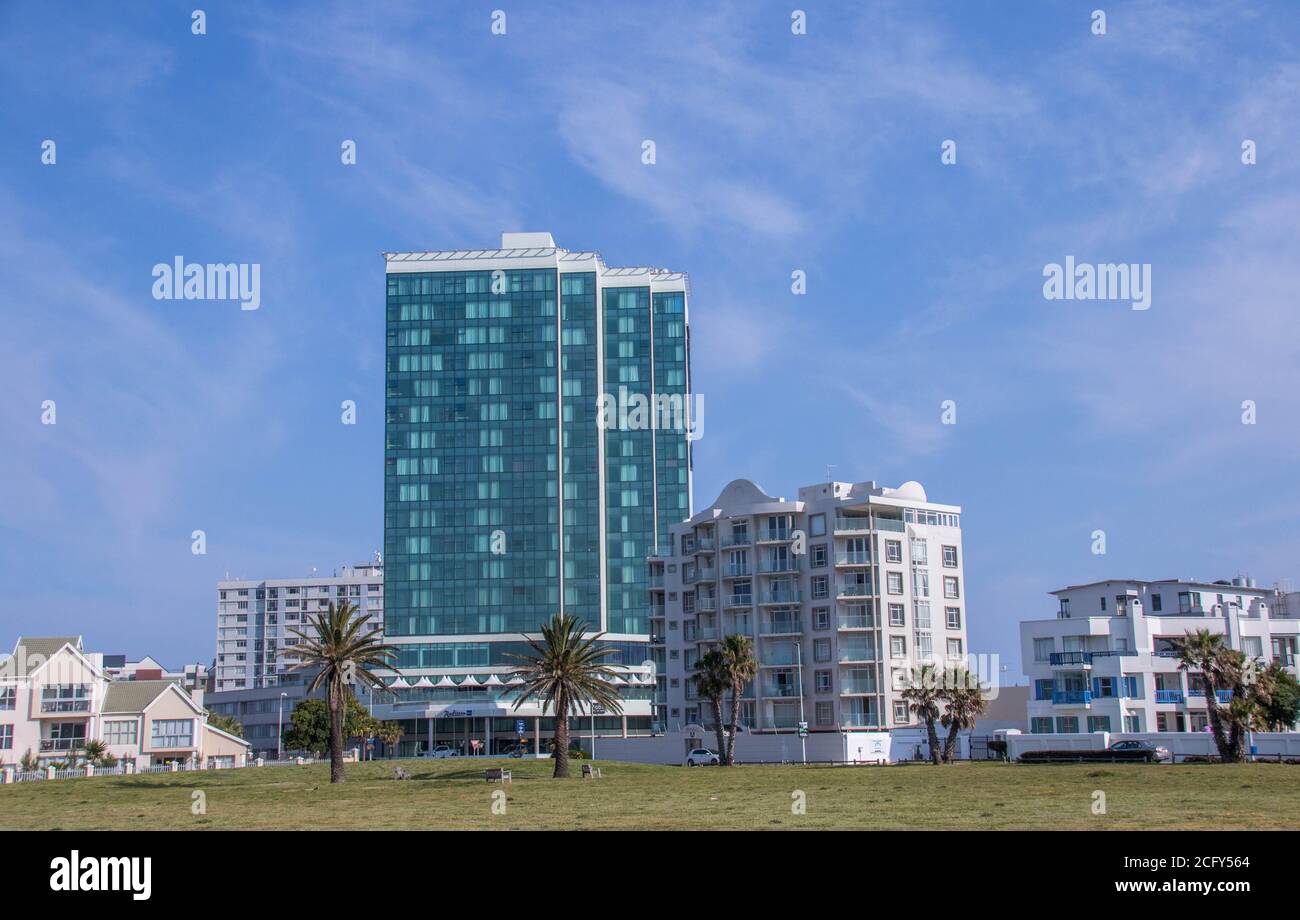 Port Elizabeth, Sud Africa - l'hotel Radisson Blue sul fronte spiaggia della città Foto Stock