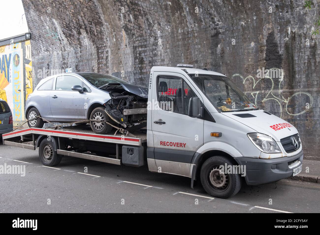 Auto danneggiata in caso di incidente sul retro di un camion di recupero a Digbeth, Birmingham, Regno Unito Foto Stock