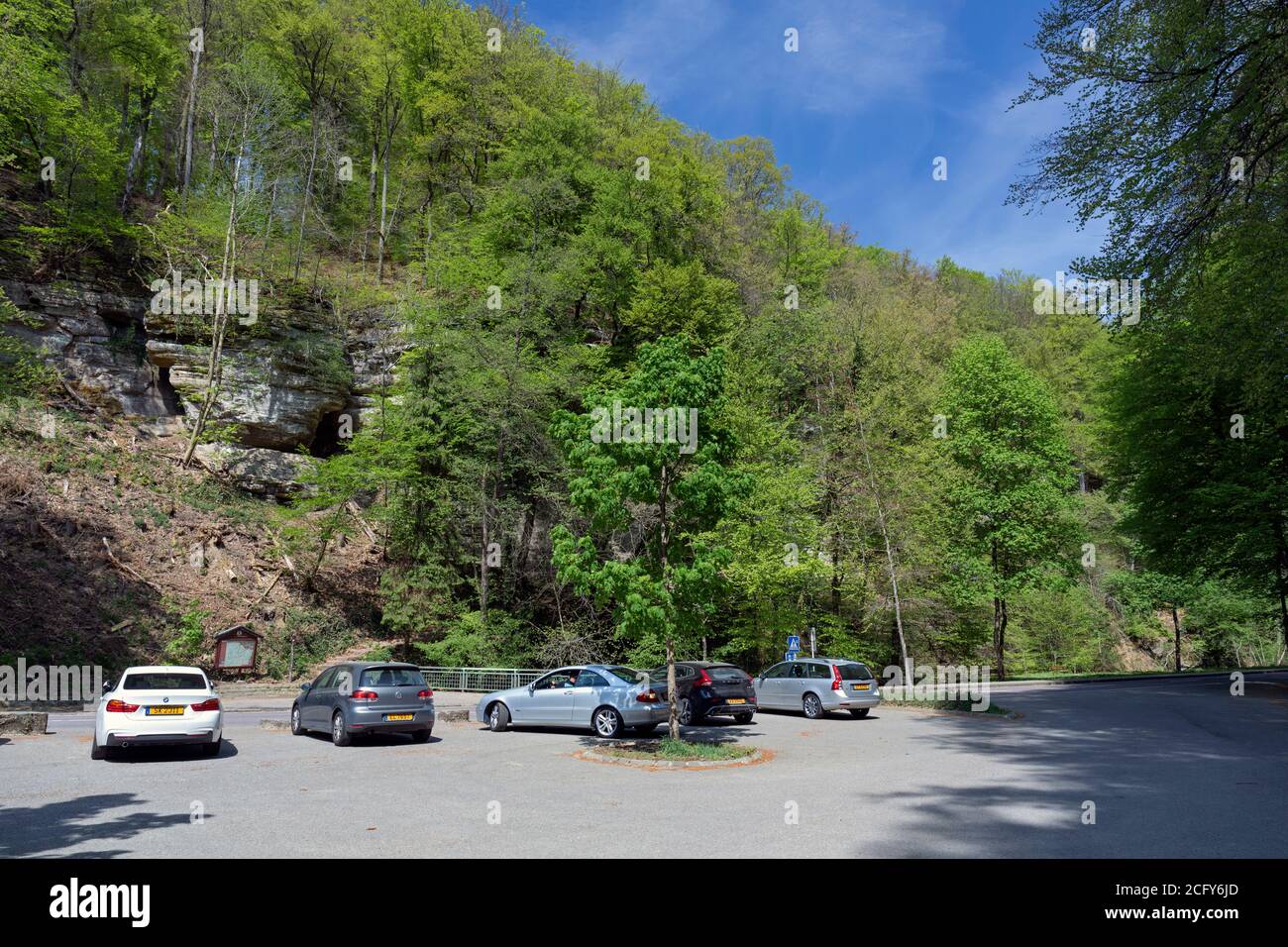 Europa, Lussemburgo, Grevenmacher, Mullerthal, Parcheggio vicino alla cascata Schiessentumpel Foto Stock