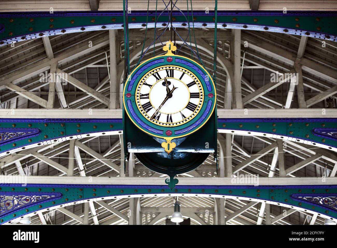 Smithfield Market orologio a Londra Inghilterra UK con il suo vittoriano le travi del tetto in ghisa sono una popolare destinazione di viaggio landma attrazione turistica Foto Stock