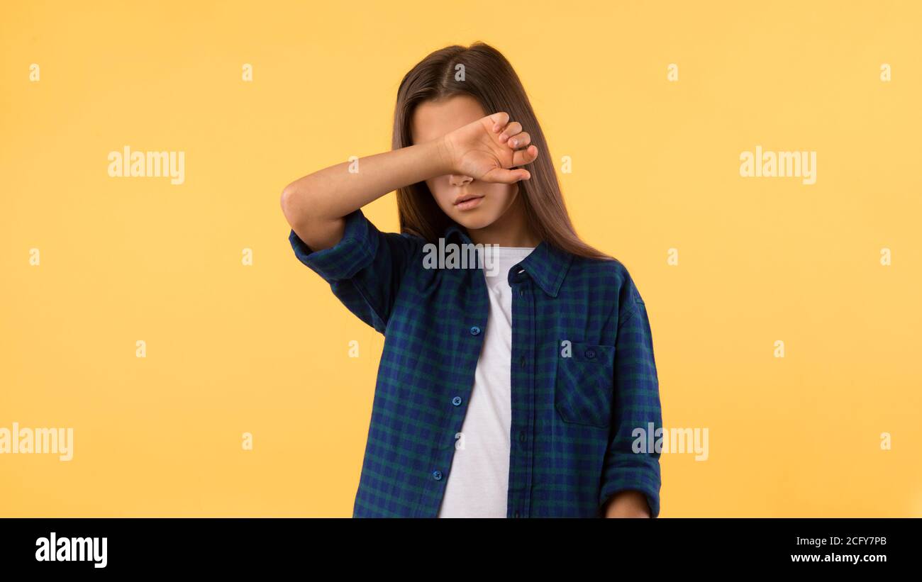 Giovane ragazza triste che parla al telefono Foto Stock