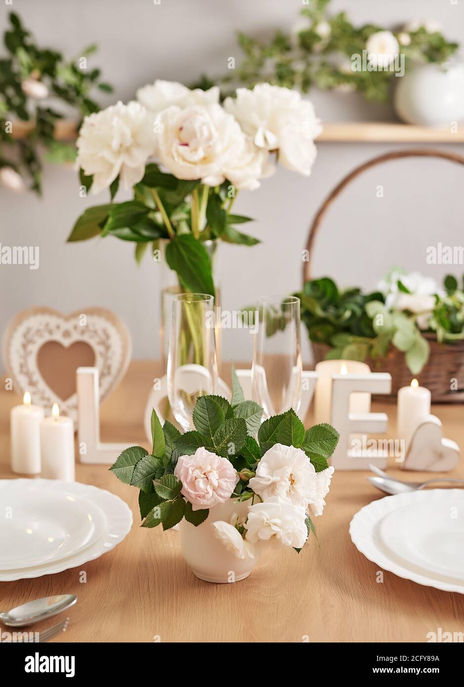 Biglietto d'invito per matrimoni. Cena romantica a lume di candela.  Decorazioni per tavoli nuziali. San Valentino 14 febbraio. Sfondo con fiori  rose e peonie Foto stock - Alamy