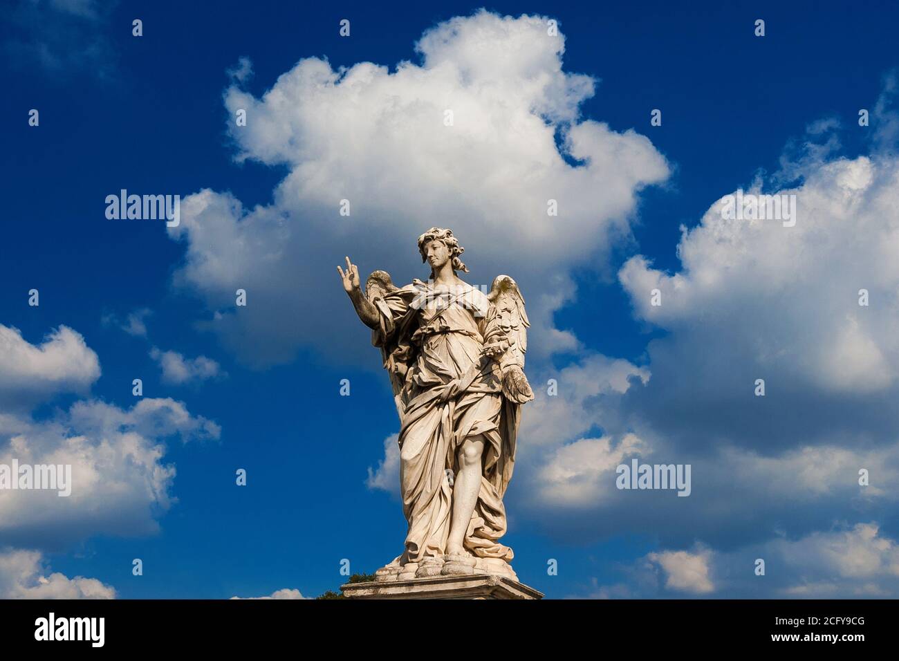 Statua dell'Angelo che tiene le chiodi di Gesù Croce tra le nuvole. Un capolavoro barocco del XVII secolo in cima al Ponte Sant'Angelo nel centro di Roma Foto Stock
