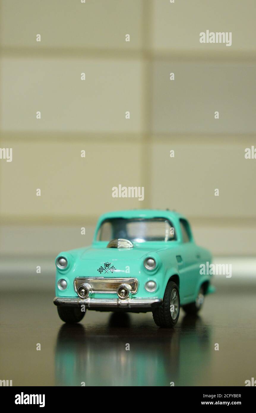 POZNAN, POLONIA - 17 settembre 2016: Auto giocattolo blu classica in fondo morbido fuoco Foto Stock
