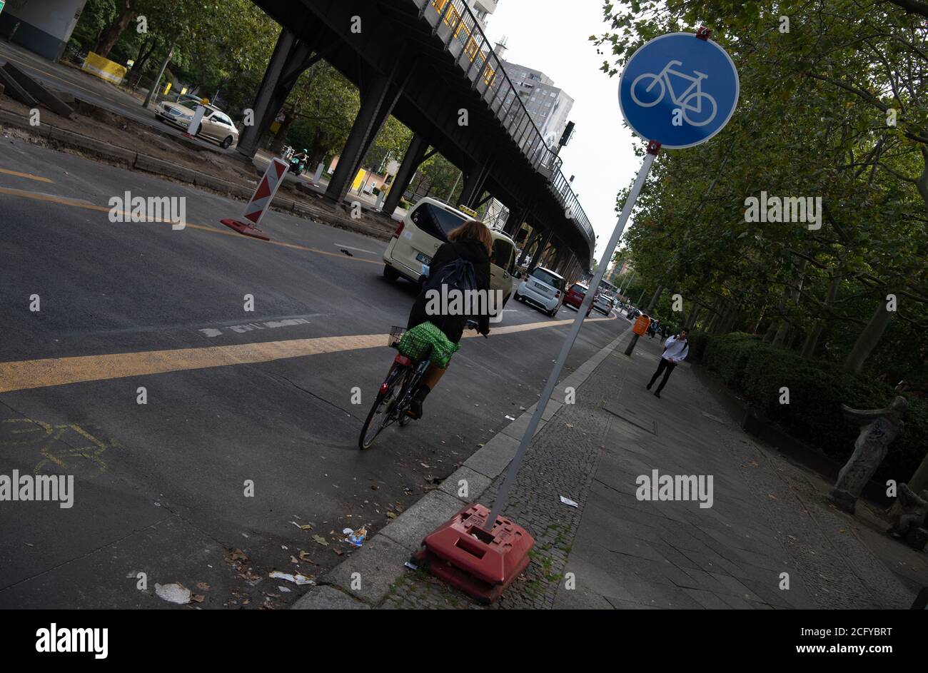 Berlino, Germania. 8 settembre 2020. Lungo la pista ciclabile a comparsa su Skalitzer Straße è stato eretto un cartello stradale temporaneo. Tuttavia, secondo il Tribunale amministrativo, le piste ciclabili allestite all'inizio della pandemia di Corona sono illegali. Tuttavia, l'Amministrazione del Senato per il traffico intende presentare ricorso contro la sentenza al Tribunale amministrativo superiore. Credit: Paul Zinken/dpa-Zentralbild/dpa/Alamy Live News Foto Stock