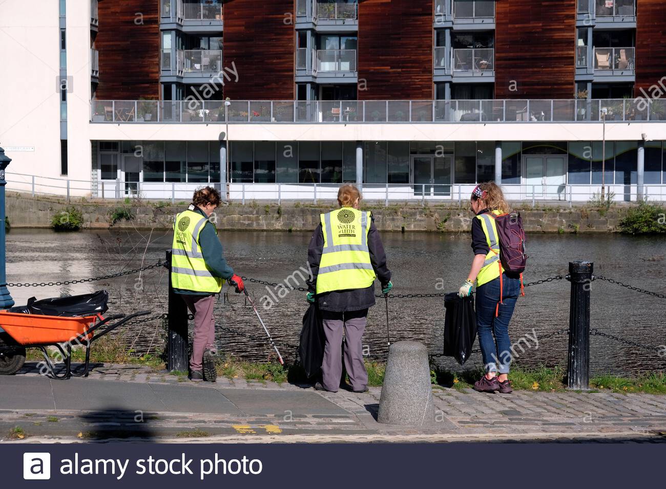 Edimburgo, Scozia, Regno Unito. 8 settembre 2020. L'acqua di Leith Conservation Trust volontari in occasione della loro prima pulizia del fiume presso il bacino di Leith da marzo a causa del blocco di Coronavirus. Credit: Craig Brown/Alamy Live News Foto Stock