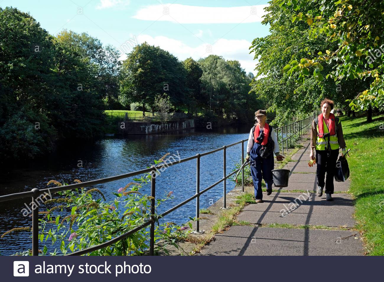 Edimburgo, Scozia, Regno Unito. 8 settembre 2020. L'acqua di Leith Conservation Trust volontari in occasione della loro prima pulizia del fiume presso il bacino di Leith da marzo a causa del blocco di Coronavirus. Credit: Craig Brown/Alamy Live News Foto Stock