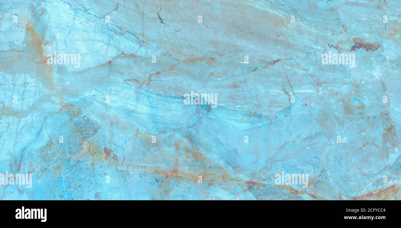 Fondo in marmo blu onice, piastrelle in marmo naturale per piastrelle in ceramica per pareti e pavimenti, acqua blu nella piscina increspata superficie d'acqua Foto Stock