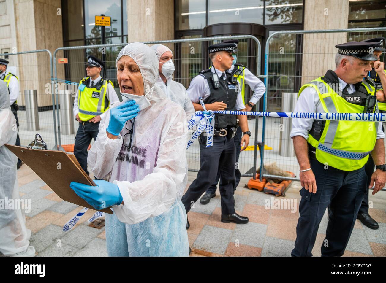 Londra, Regno Unito. 8 settembre 2020. La protesta è iniziata con un clima Crime Scene investigazione al di fuori degli uffici Shell - estinzione ribellione protesta - SHELL OUT! - nei Giardini giubilari intensificare la pressione sulla Shell e chiedere la fine dell'estrazione dei combustibili fossili, l'ecocida e chiedere "riparazioni adesso". Le maschere sono generalmente indossate e le distanze sociali praticate come il "blocco" allevato continua per l'epidemia di Coronavirus (Covid 19) a Londra. Credit: Guy Bell/Alamy Live News Foto Stock