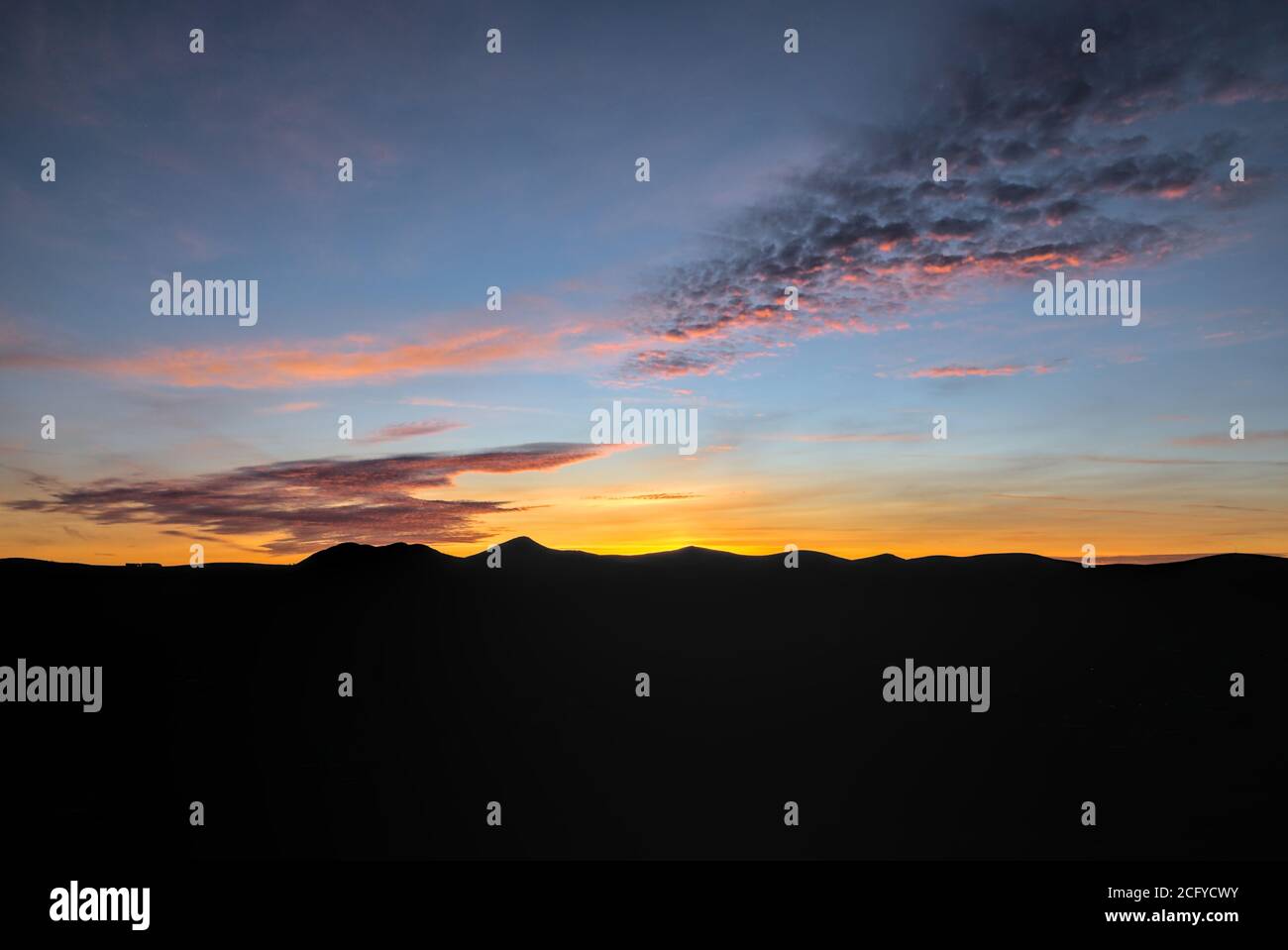Sagome serali delle Wicklow Mountains e del magico tramonto da Bray Head, County Wicklow, Irlanda Foto Stock