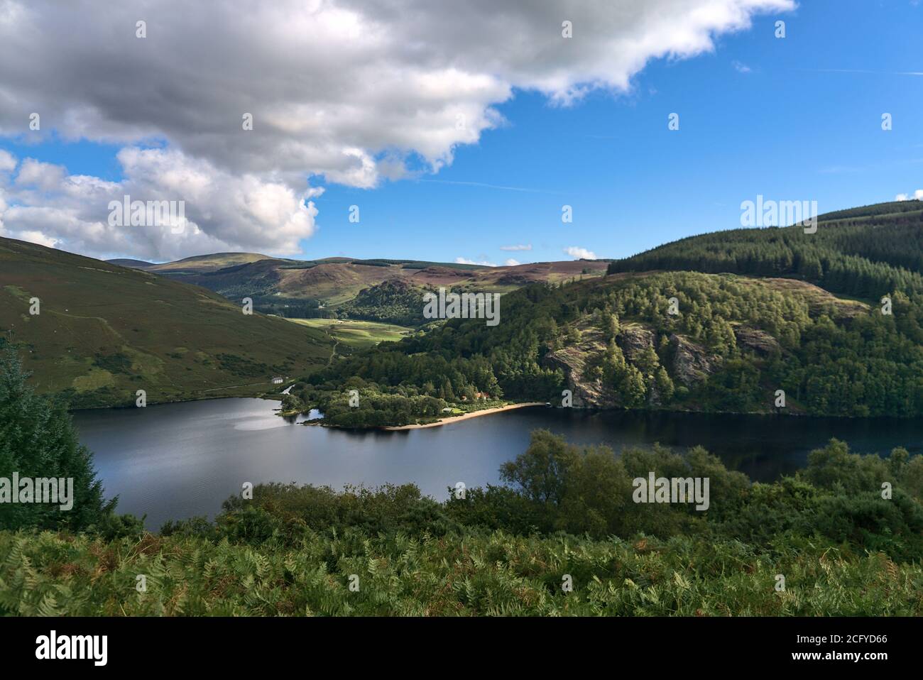Lago circondato da colline. Splendida vista sulle montagne intorno al lago Lough Dan, Wicklow Mountains, Irlanda Foto Stock