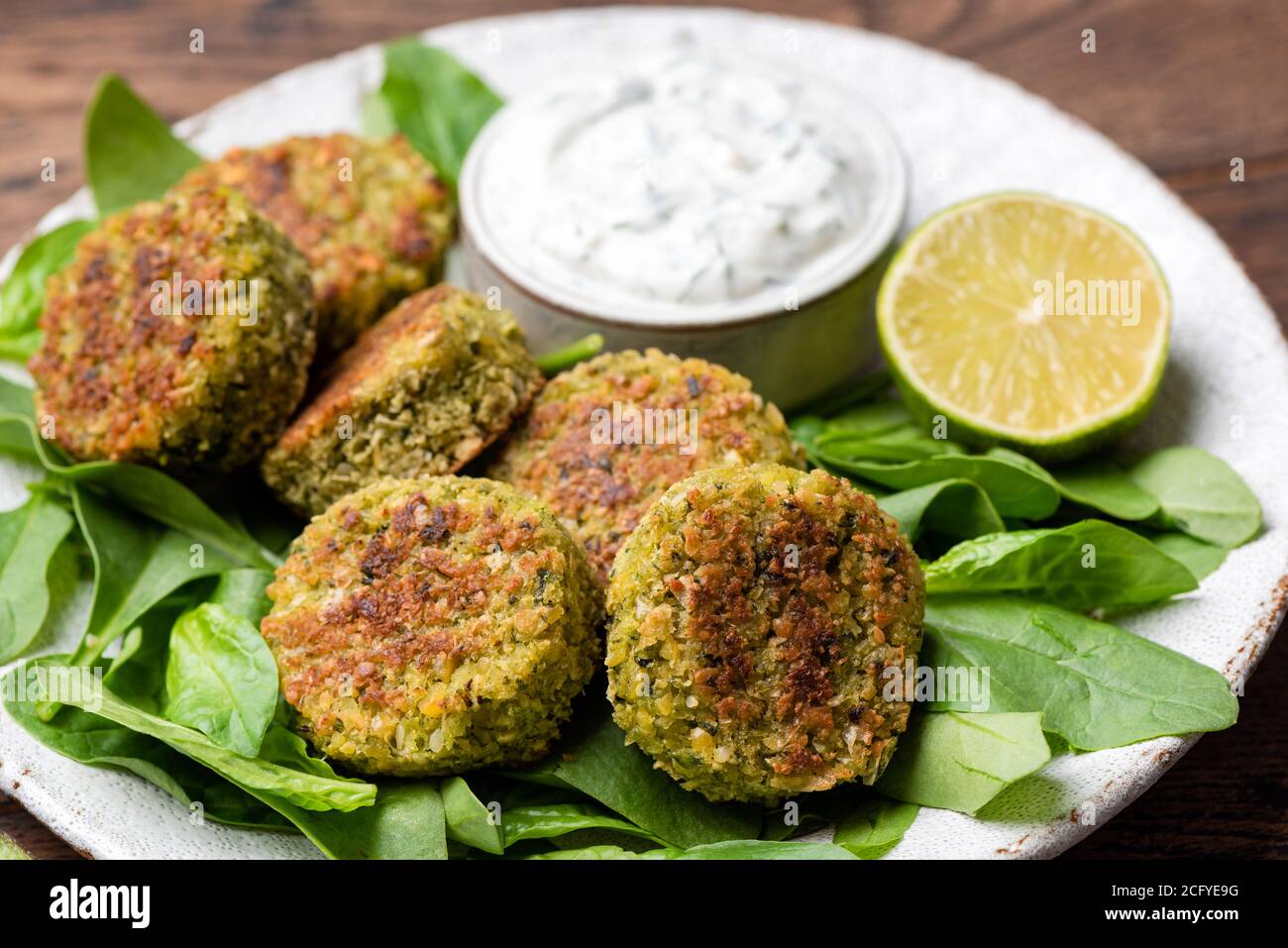 Falafel di spinaci vegetariano, cibo verde sano. Vista in primo piano Foto Stock