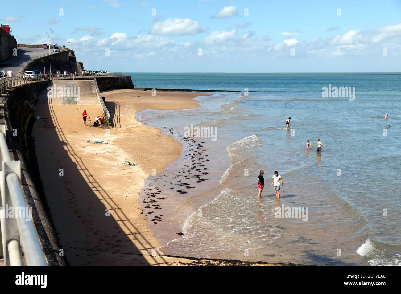 Le persone che si godono il mare a Margate, Kent Foto Stock