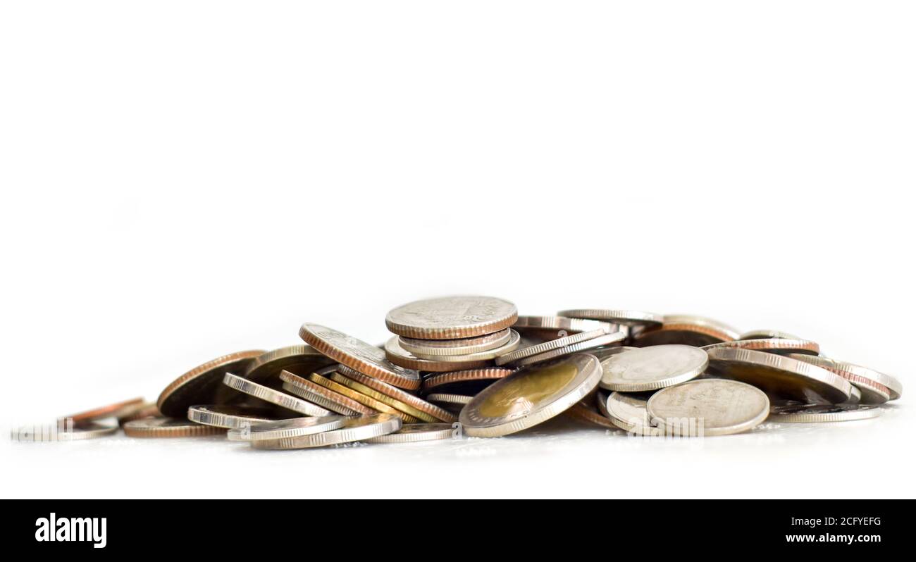 Pila di monete su sfondo bianco. Fuoco selettivo. Concetto di risparmio di denaro monete Foto Stock