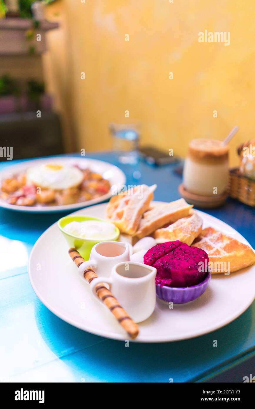 Cialde belghe con frutta e cioccolata, frutti di bosco, tutti fatti in casa, una deliziosa pastella Foto Stock