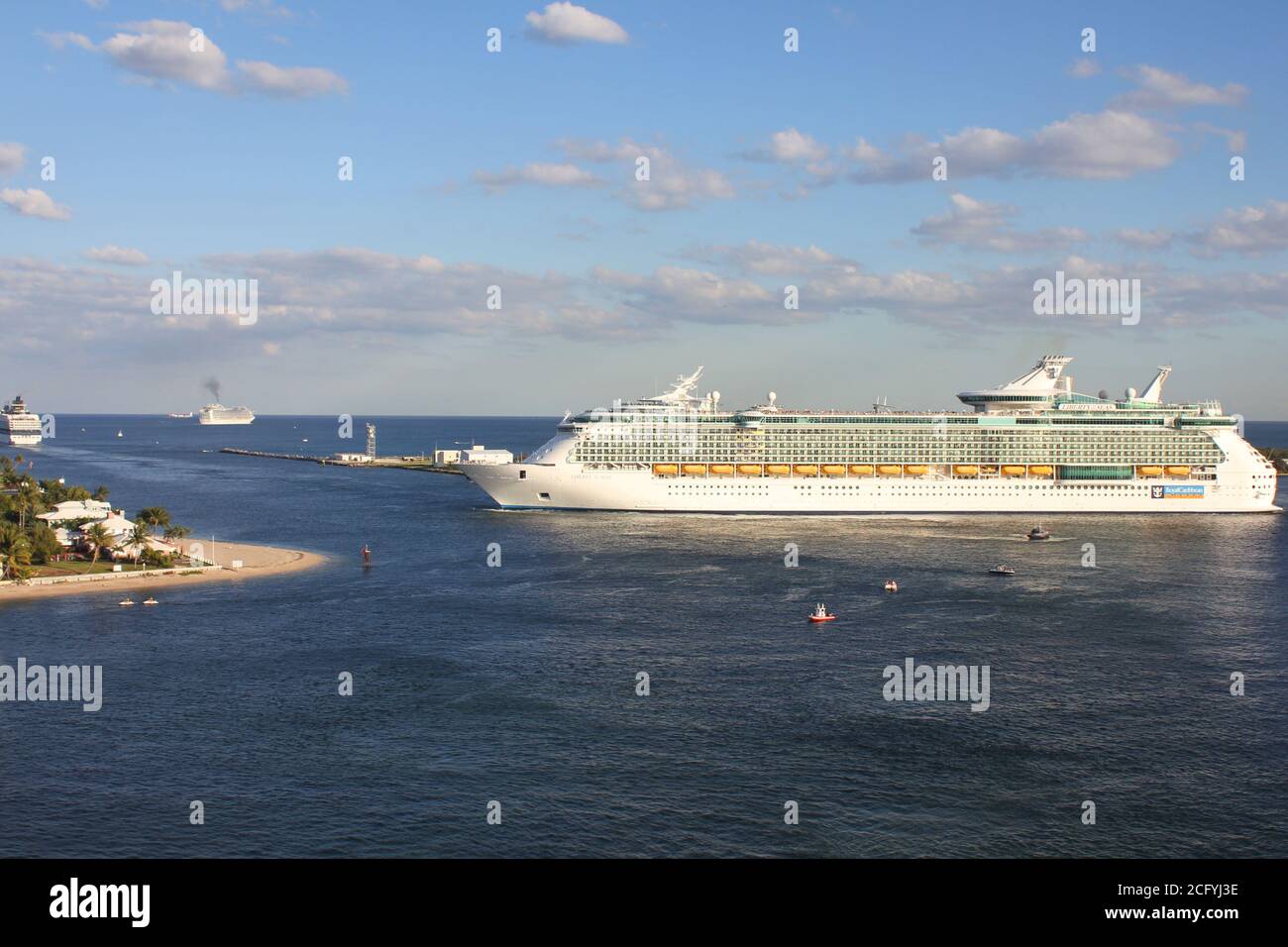 FORT LAUDERDALE, Stati Uniti d'America - 16 FEBBRAIO 2014 : la nave da crociera di lusso della libertà dei mari dei Caraibi reali veleggia via da Port Everglades in Fort Lauderdal Foto Stock