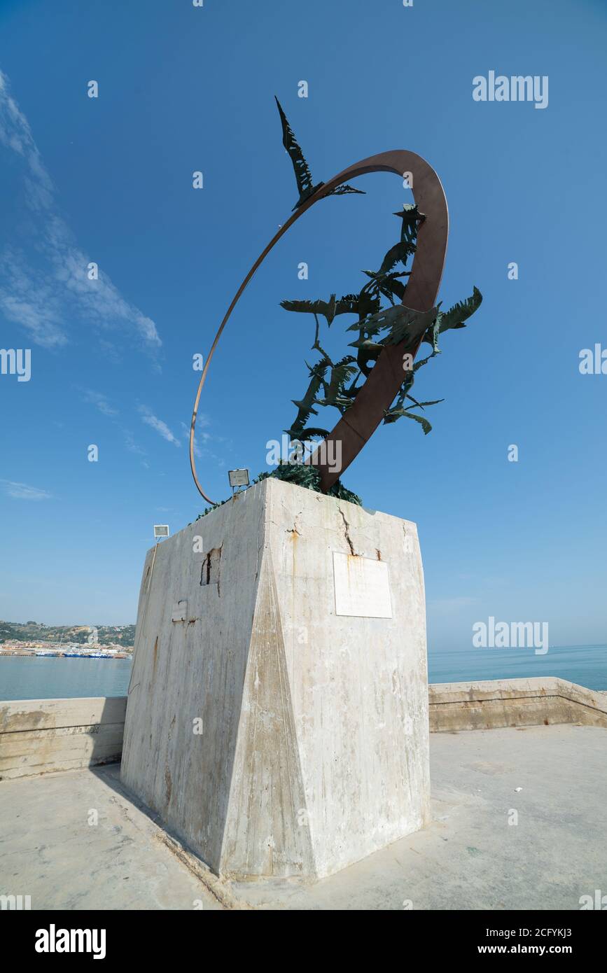 SAN BENEDETTO DEL TRONTO, ITALIA - 13 AGOSTO 2020: Dettaglio monumento libertà simbolo gabbiano Jonathan Livingston dall'artista Mario Lupo, Italia, 1986 at Foto Stock