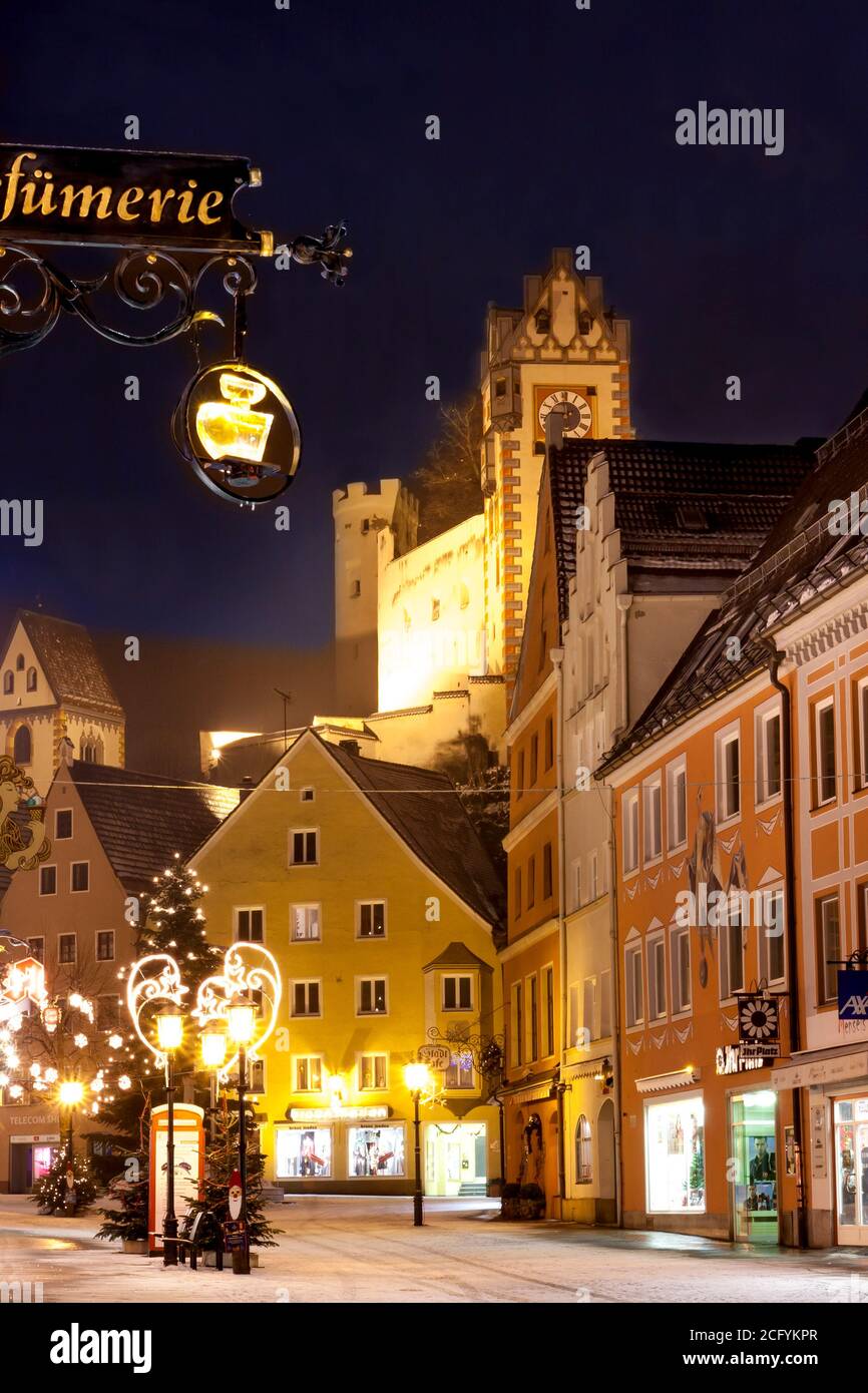 Vista invernale della Piazza del mercato con Hohes Schloss che incombe sulla città bavarese di Füssen, Germania Foto Stock