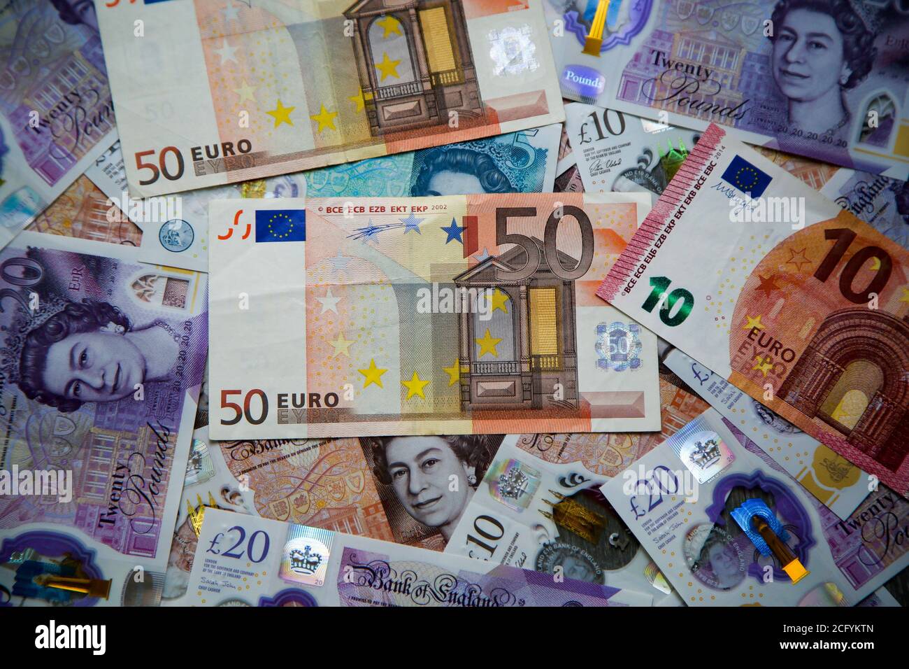 In questa illustrazione fotografica, una collezione di dieci e venti sterline inglesi e dieci e cinquanta banconote euro sono visualizzati. Foto Stock