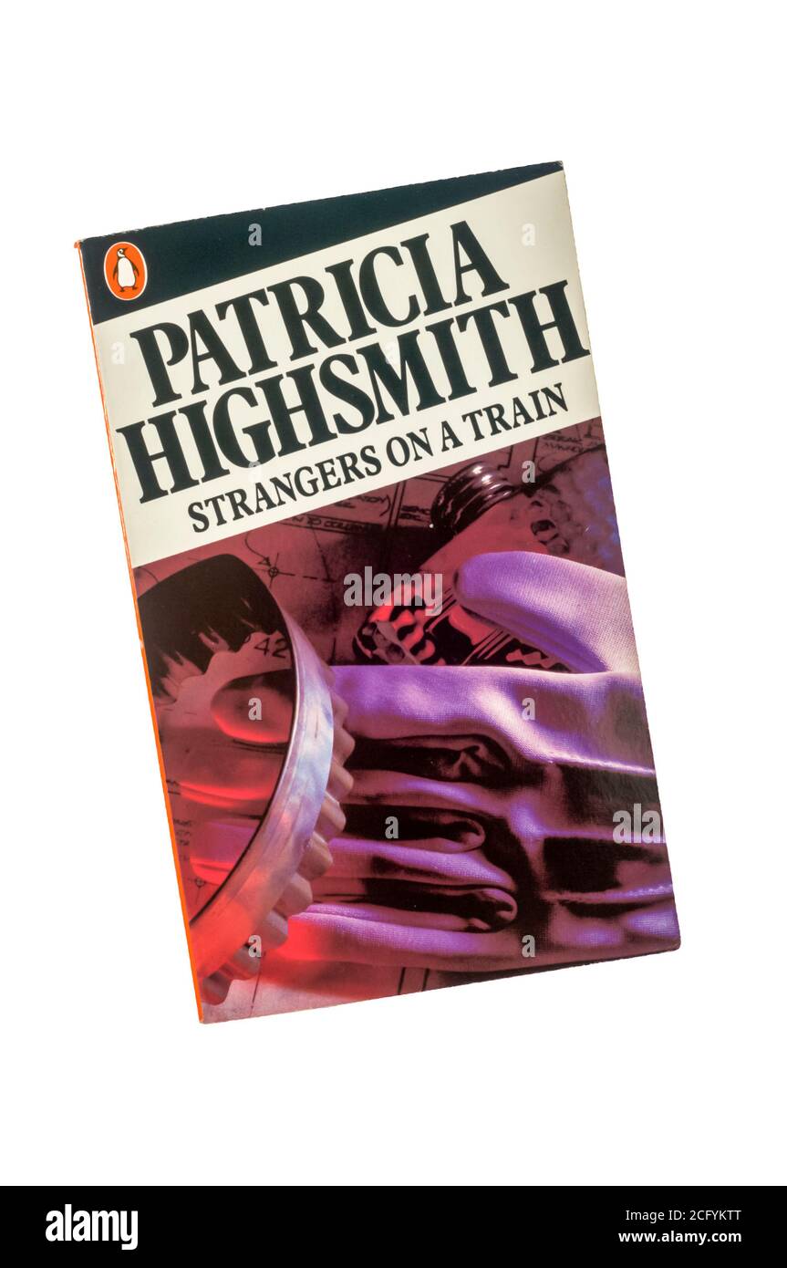 Una copia cartacea di sconosciuti su un treno di Patricia Highsmith. Pubblicato per la prima volta nel 1950. Foto Stock
