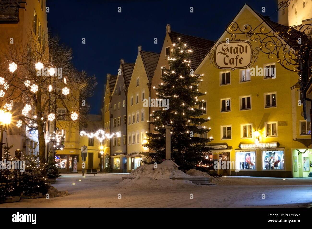 Vista invernale della Piazza del mercato nella città bavarese di Füssen, Germania Foto Stock