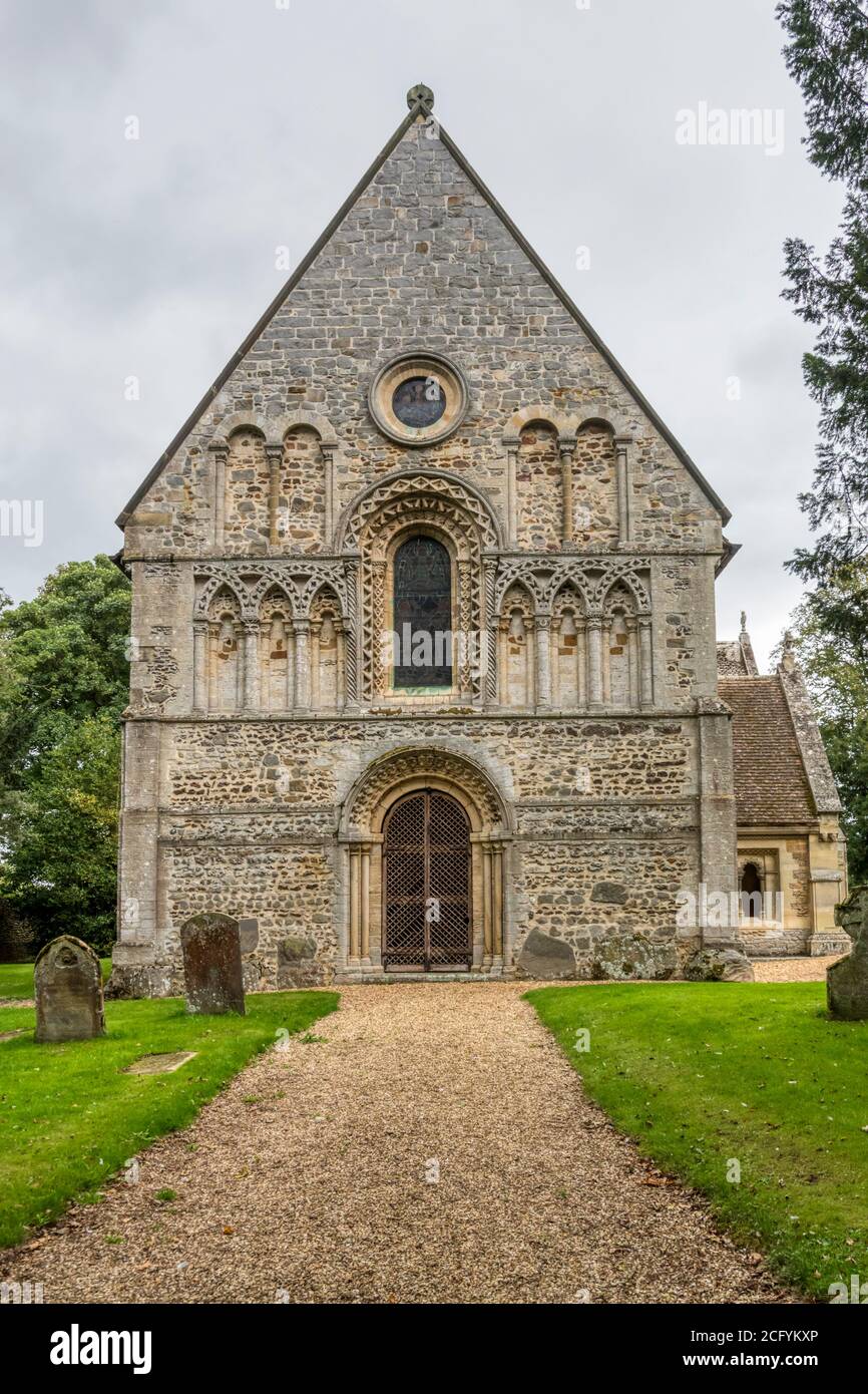 Norman di fronte ovest della chiesa di San Lorenzo, Castello Rising in Norfolk. Foto Stock