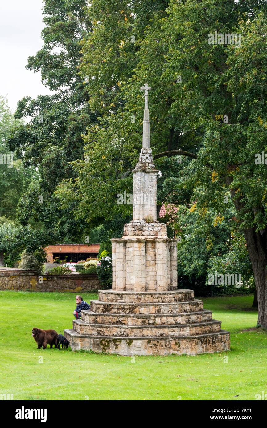 Croce del 15 ° secolo sul verde a Castello Rising in Norfolk. Foto Stock