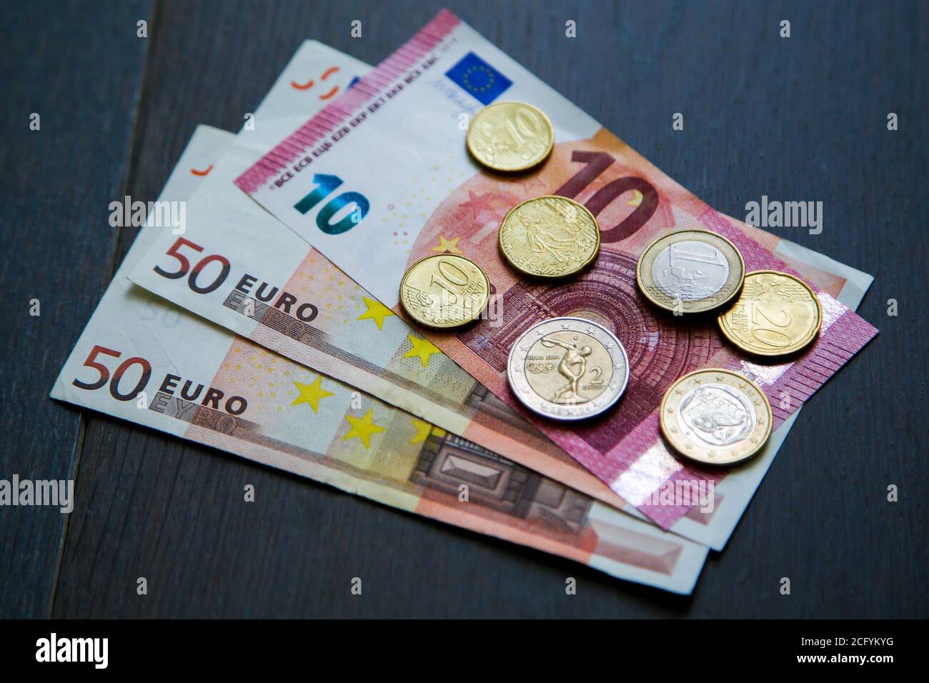 In questa illustrazione fotografica, una raccolta di una e due monete in euro, dieci e cinquanta banconote in euro e dieci centesimi. Foto Stock