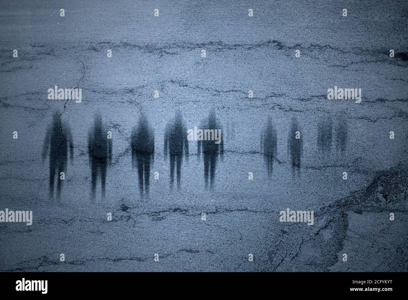 Creepy defocused persone che camminano in uno sfondo grunge Foto Stock