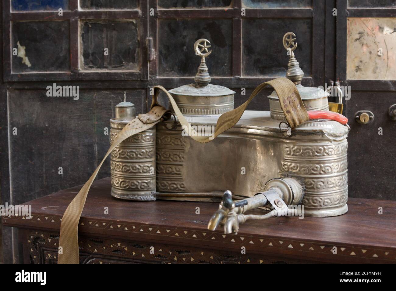 Urna d'argento per il trasporto e la vendita di tè nelle strade di Damasco, Siria Foto Stock