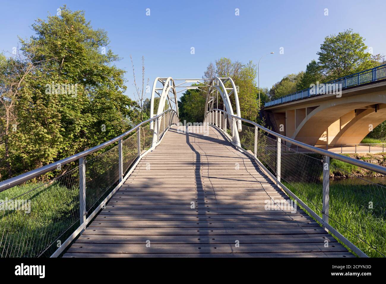 Europa, Lussemburgo, Colmar-Berg, ponte pedonale sul fiume Alzette Foto Stock